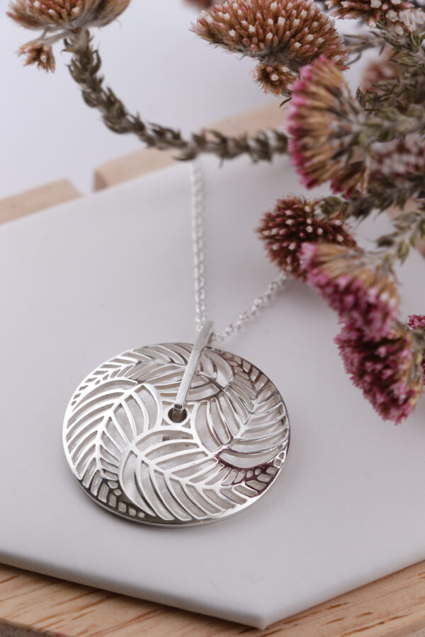 Sterling Silver Domed Leaf Spinner Pendant – Kinetic